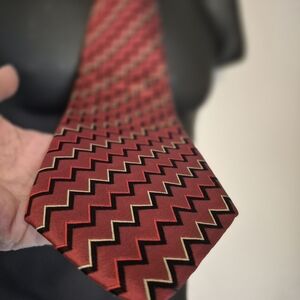 Vintage  Red Zig zag Men's Stratford Silk Tie